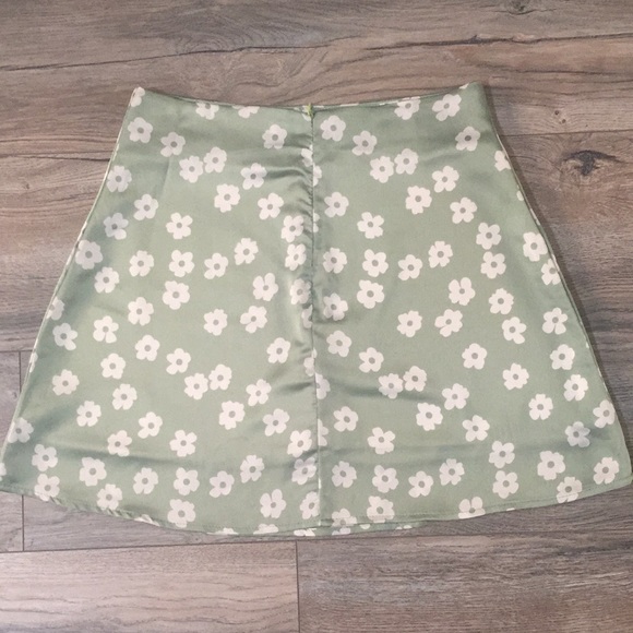 Princess Polly looks like Green mini satin skirt. - Picture 2 of 12